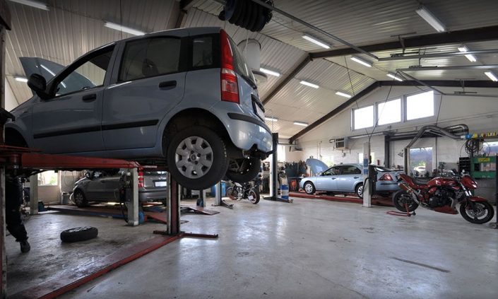 Autoværksted til biler og motorcykler